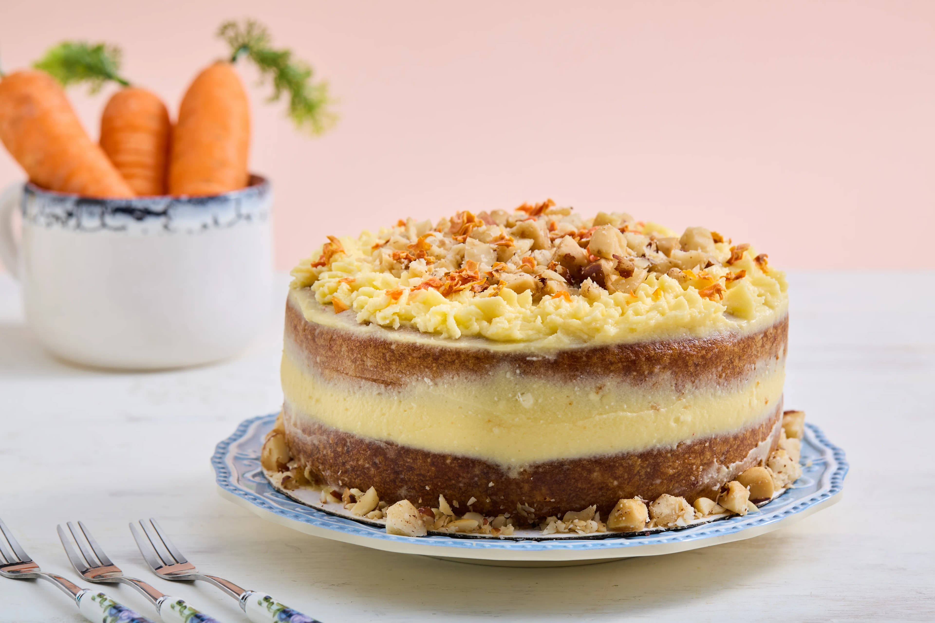 Torta de zanahoria con crema de queso y toques de nuez de brasil